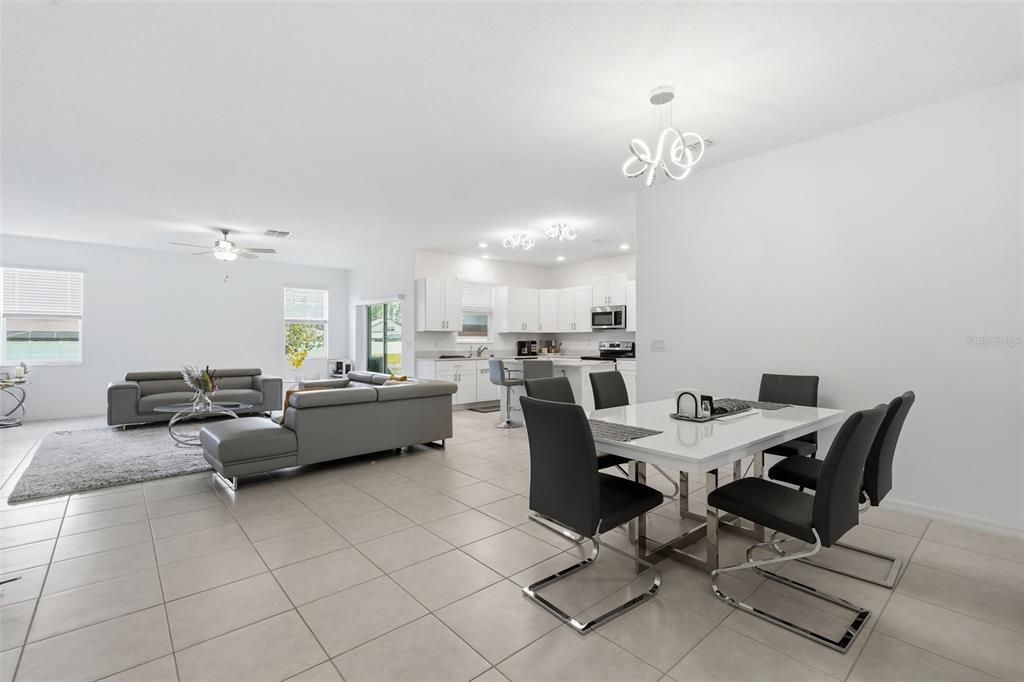 На продажу: $369,900 (4 спален, 2 ванн, 2466 Квадратных фут)