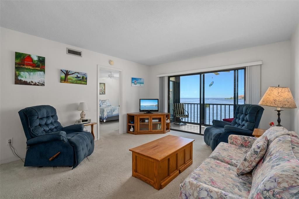 For Sale: $195,000 (2 beds, 2 baths, 1025 Square Feet)
