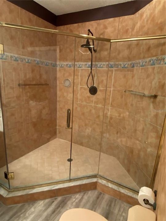 Activo con contrato: $3,900 (3 camas, 3 baños, 2323 Pies cuadrados)