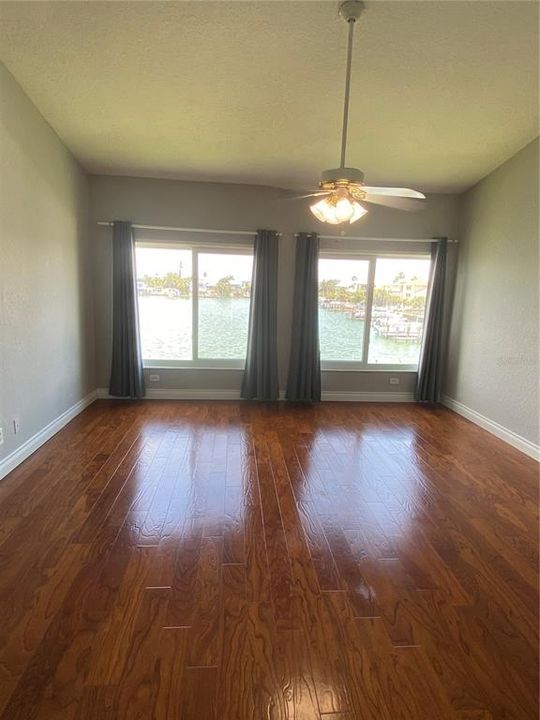 Activo con contrato: $3,900 (3 camas, 3 baños, 2323 Pies cuadrados)