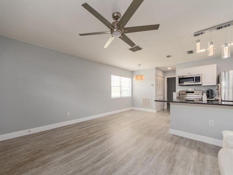 Active With Contract: $145,000 (1 beds, 1 baths, 593 Square Feet)