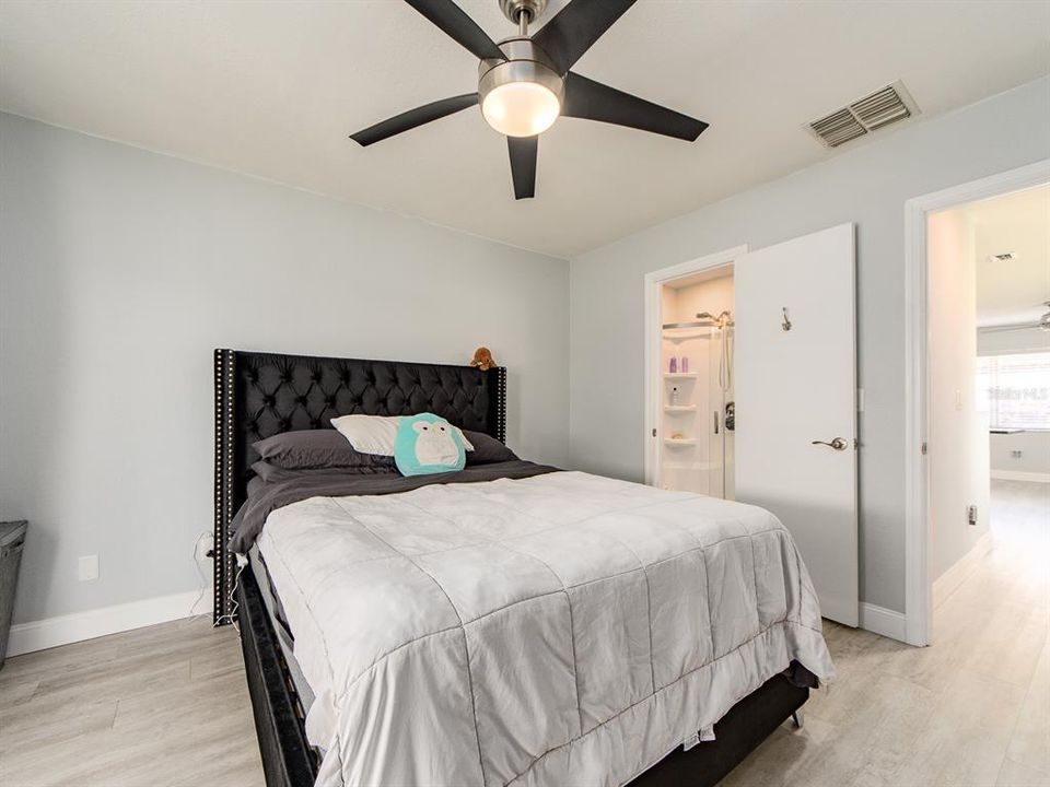 Active With Contract: $145,000 (1 beds, 1 baths, 593 Square Feet)