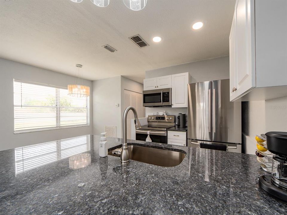 Active With Contract: $145,000 (1 beds, 1 baths, 593 Square Feet)