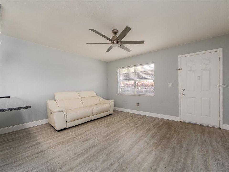 Active With Contract: $145,000 (1 beds, 1 baths, 593 Square Feet)