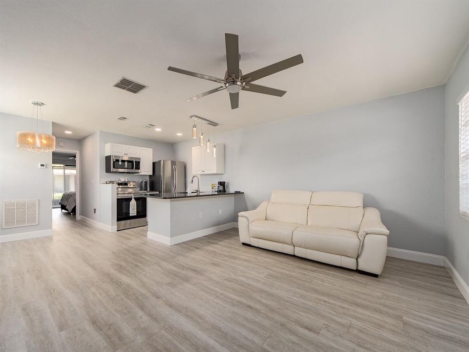 Active With Contract: $145,000 (1 beds, 1 baths, 593 Square Feet)