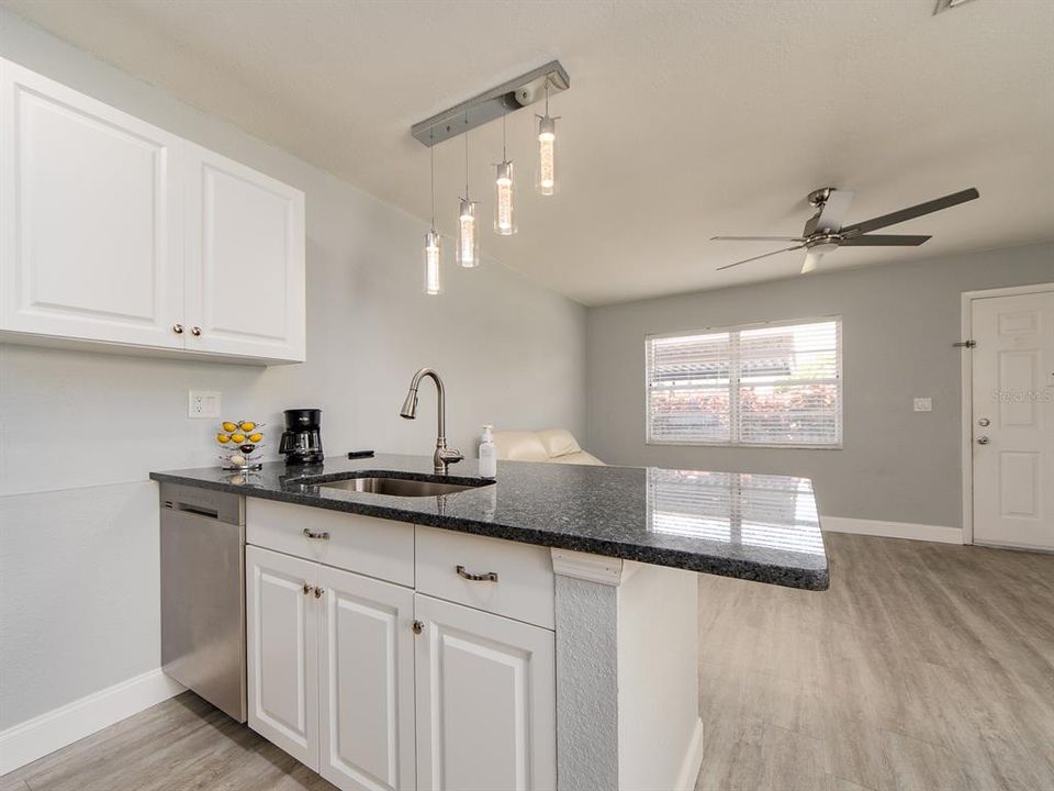 Active With Contract: $145,000 (1 beds, 1 baths, 593 Square Feet)