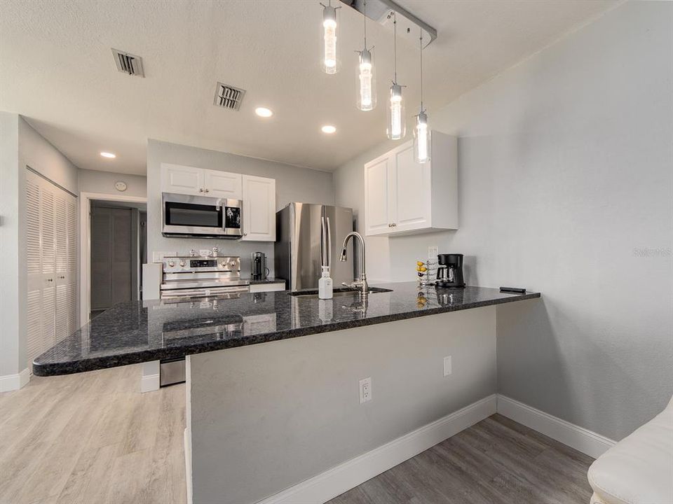Active With Contract: $145,000 (1 beds, 1 baths, 593 Square Feet)