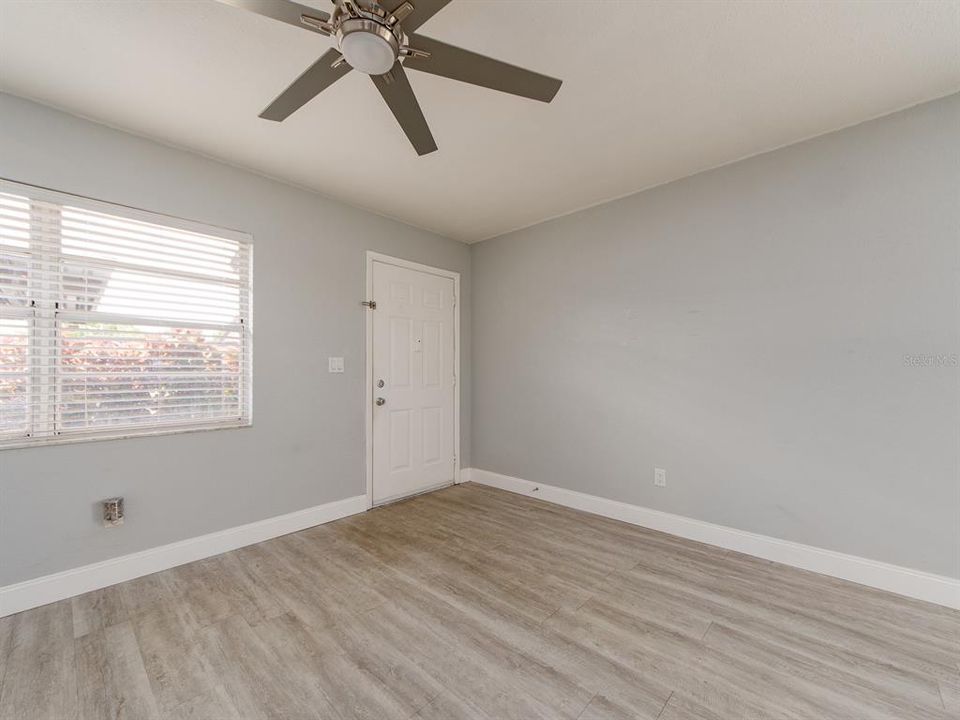 Active With Contract: $145,000 (1 beds, 1 baths, 593 Square Feet)