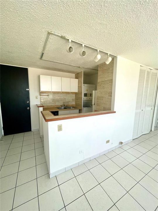 For Sale: $350,000 (1 beds, 1 baths, 630 Square Feet)
