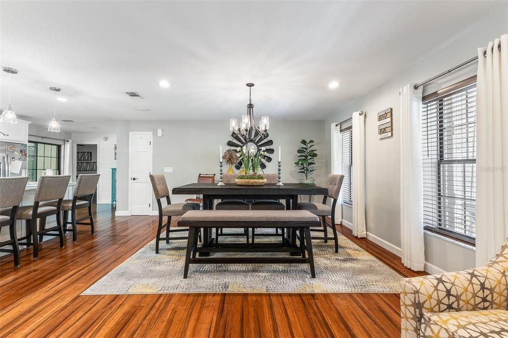 En Venta: $599,900 (4 camas, 2 baños, 2304 Pies cuadrados)