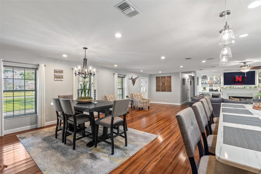En Venta: $599,900 (4 camas, 2 baños, 2304 Pies cuadrados)