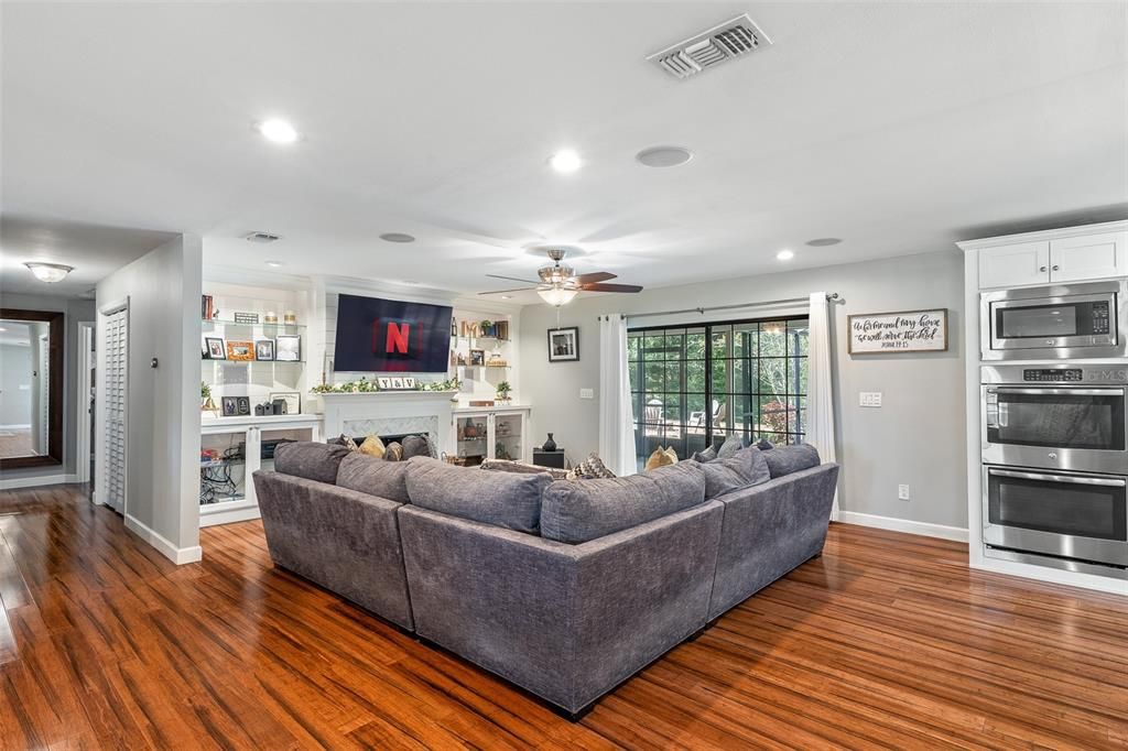 En Venta: $599,900 (4 camas, 2 baños, 2304 Pies cuadrados)