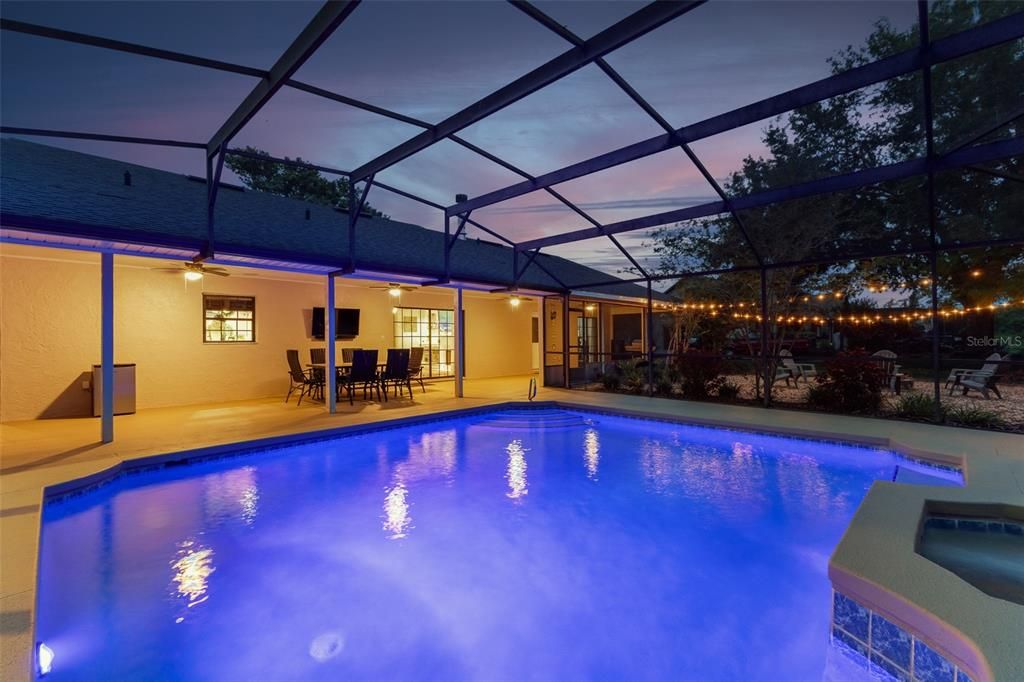 En Venta: $599,900 (4 camas, 2 baños, 2304 Pies cuadrados)