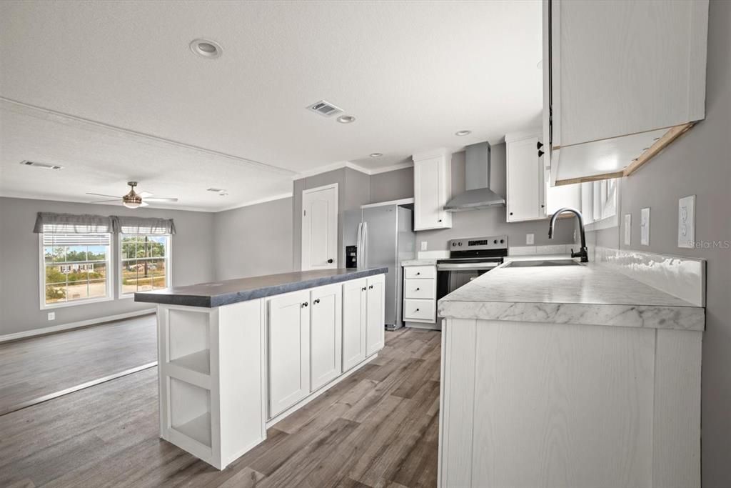 For Sale: $269,975 (3 beds, 2 baths, 1369 Square Feet)