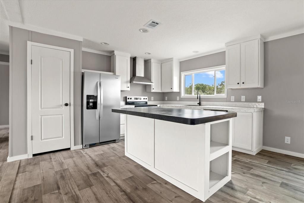 For Sale: $269,975 (3 beds, 2 baths, 1369 Square Feet)