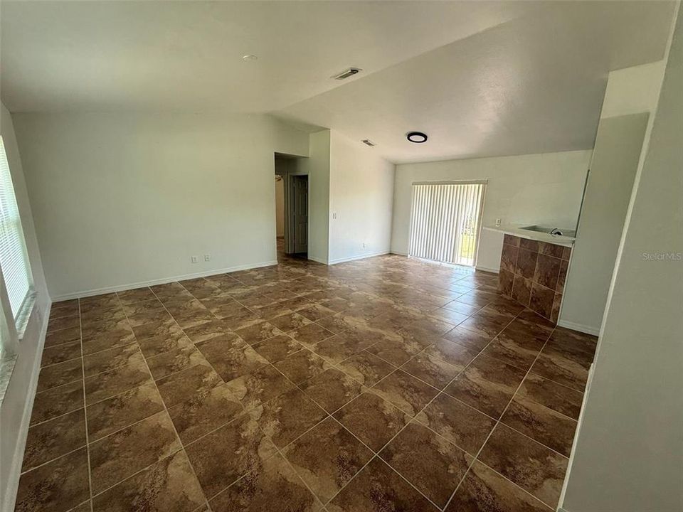 В аренду: $1,745 (3 спален, 2 ванн, 1192 Квадратных фут)
