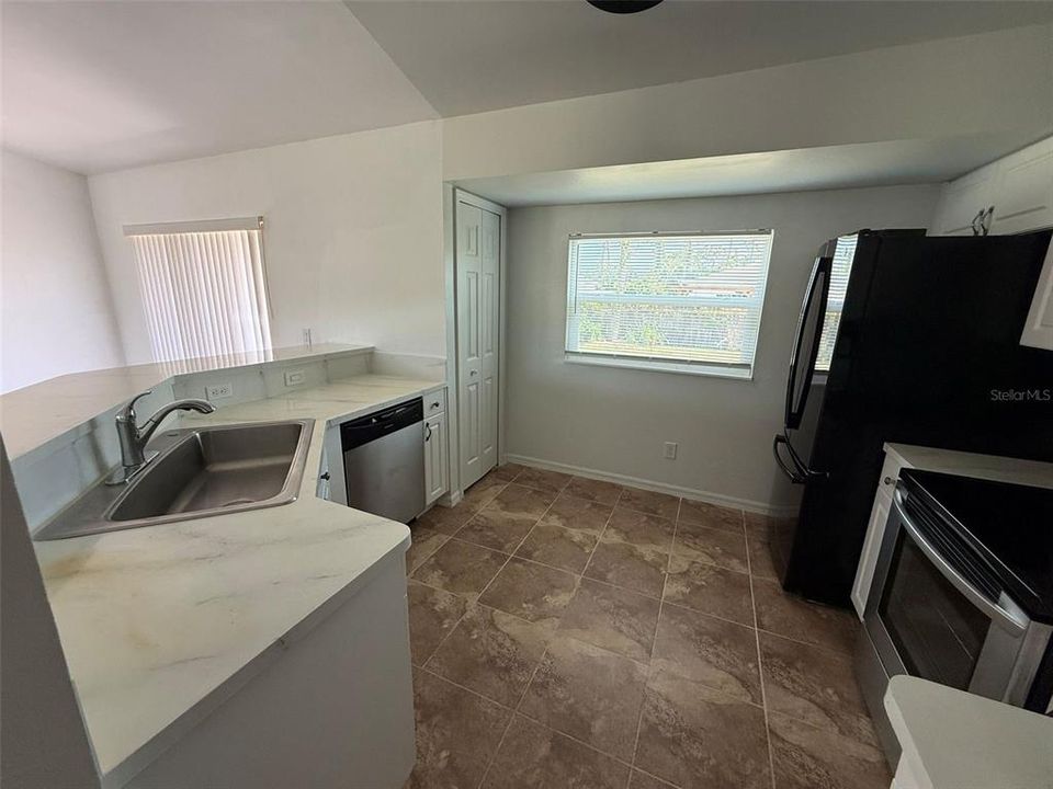В аренду: $1,745 (3 спален, 2 ванн, 1192 Квадратных фут)