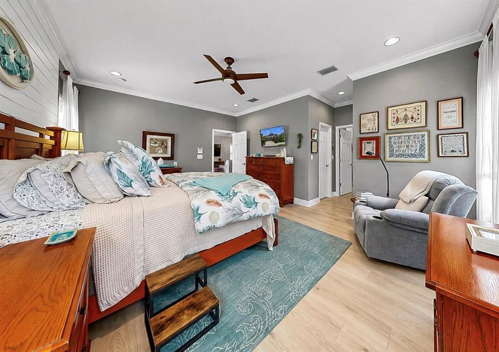 Activo con contrato: $605,499 (4 camas, 2 baños, 2114 Pies cuadrados)