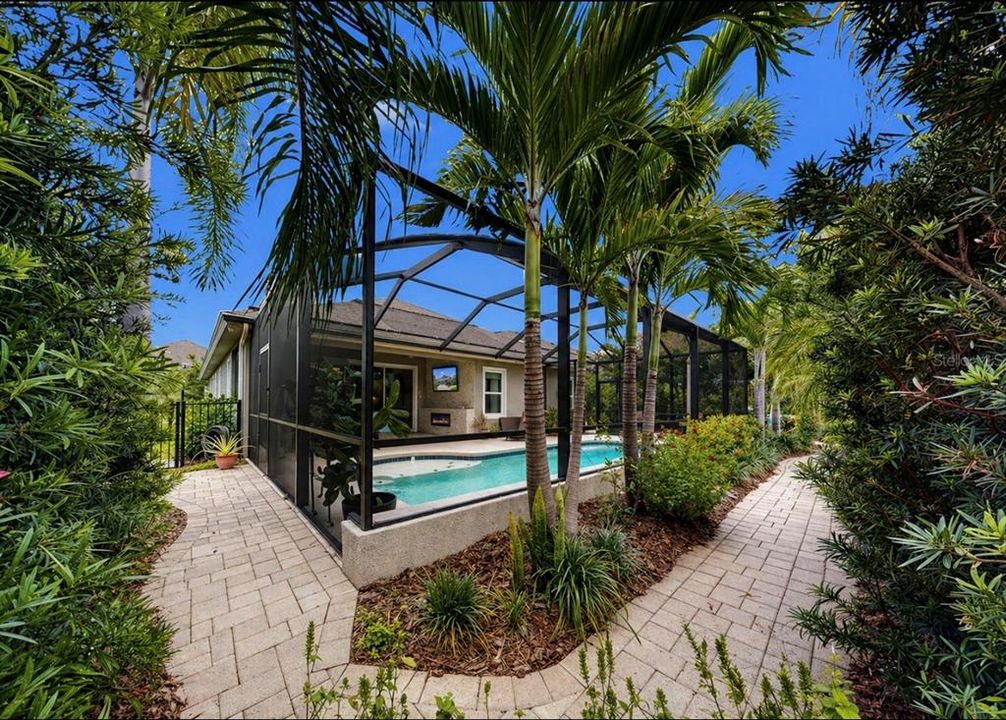 Activo con contrato: $605,499 (4 camas, 2 baños, 2114 Pies cuadrados)