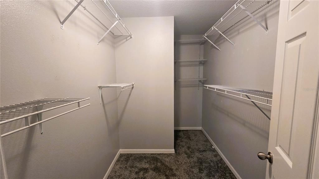 Activo con contrato: $2,395 (4 camas, 2 baños, 2576 Pies cuadrados)