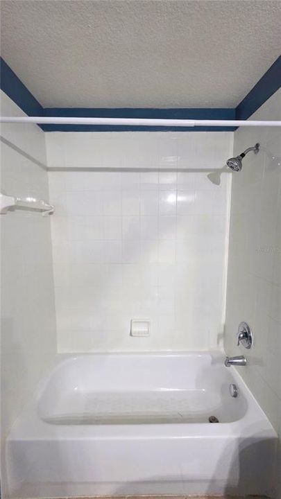 Activo con contrato: $2,395 (4 camas, 2 baños, 2576 Pies cuadrados)