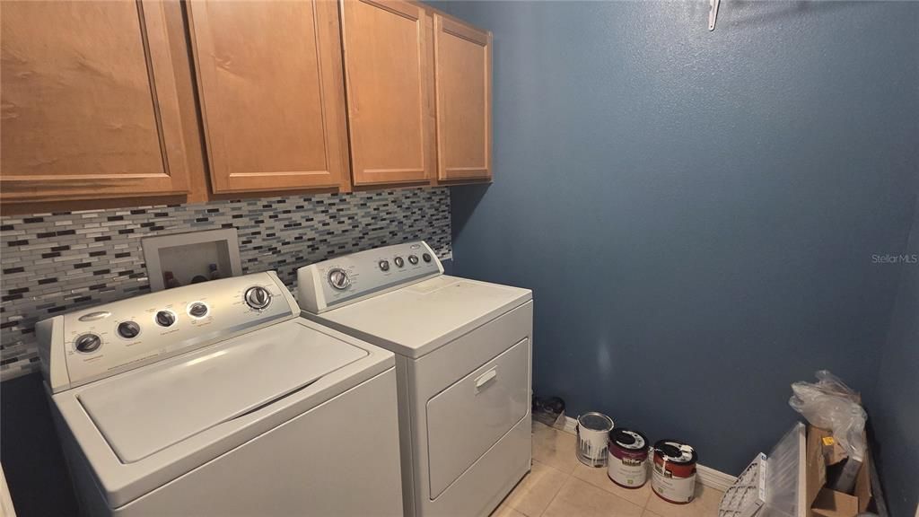 Activo con contrato: $2,395 (4 camas, 2 baños, 2576 Pies cuadrados)