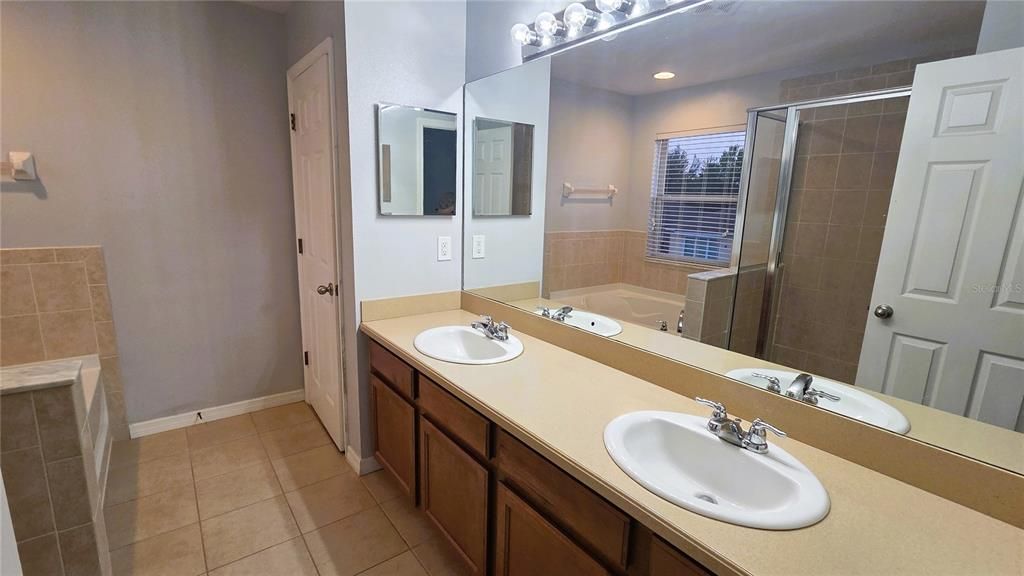 Activo con contrato: $2,395 (4 camas, 2 baños, 2576 Pies cuadrados)
