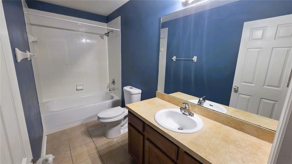 Activo con contrato: $2,395 (4 camas, 2 baños, 2576 Pies cuadrados)