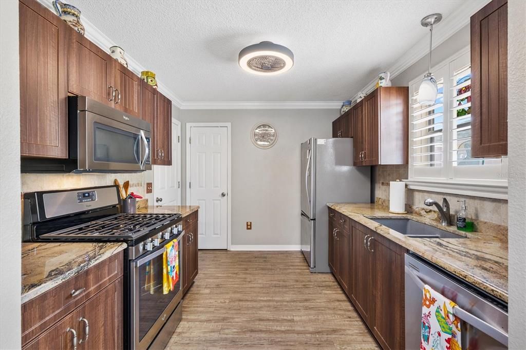 Active With Contract: $299,900 (2 beds, 2 baths, 1192 Square Feet)