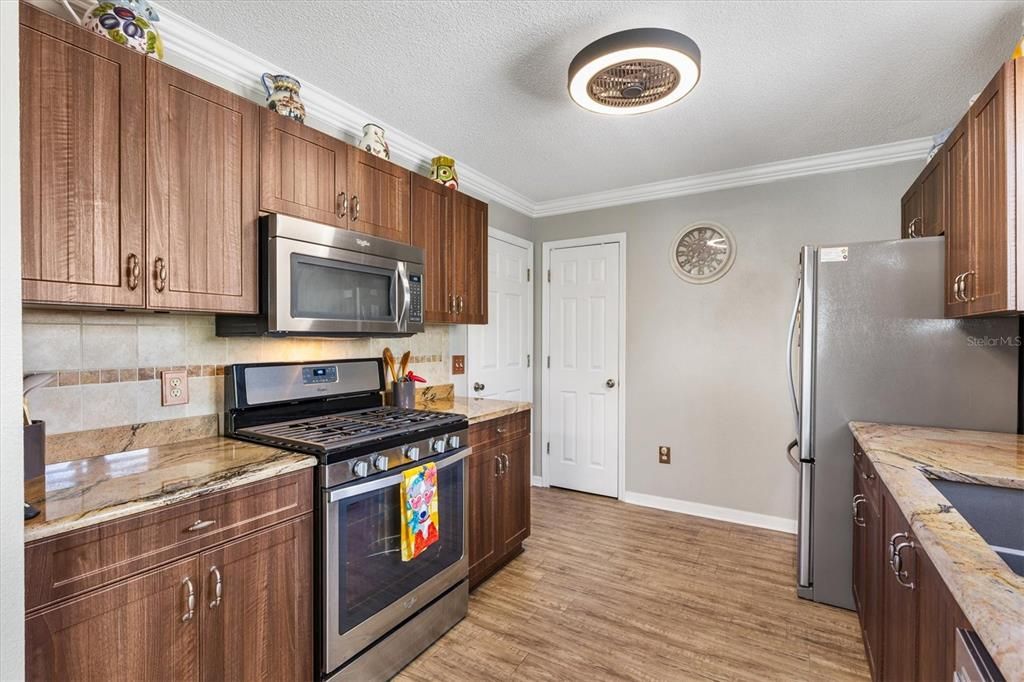 Active With Contract: $299,900 (2 beds, 2 baths, 1192 Square Feet)
