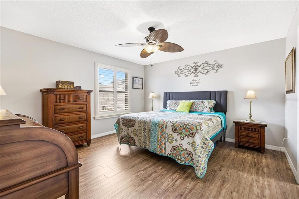 Active With Contract: $299,900 (2 beds, 2 baths, 1192 Square Feet)