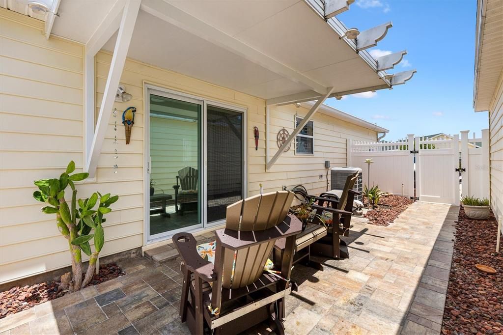 Active With Contract: $299,900 (2 beds, 2 baths, 1192 Square Feet)