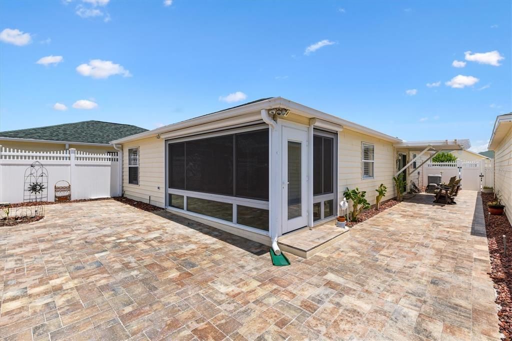 Active With Contract: $299,900 (2 beds, 2 baths, 1192 Square Feet)