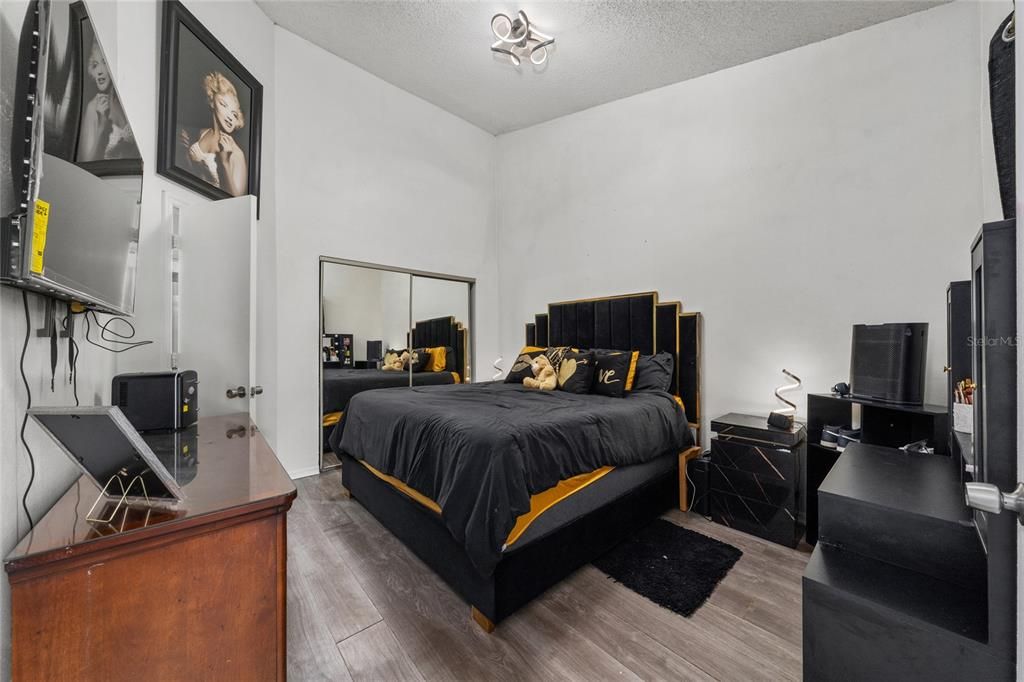 For Sale: $169,700 (2 beds, 2 baths, 932 Square Feet)