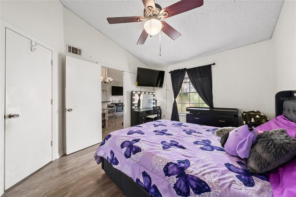 For Sale: $169,700 (2 beds, 2 baths, 932 Square Feet)