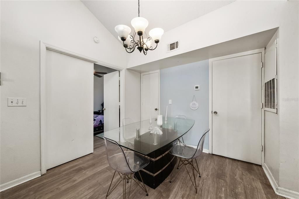 For Sale: $169,700 (2 beds, 2 baths, 932 Square Feet)