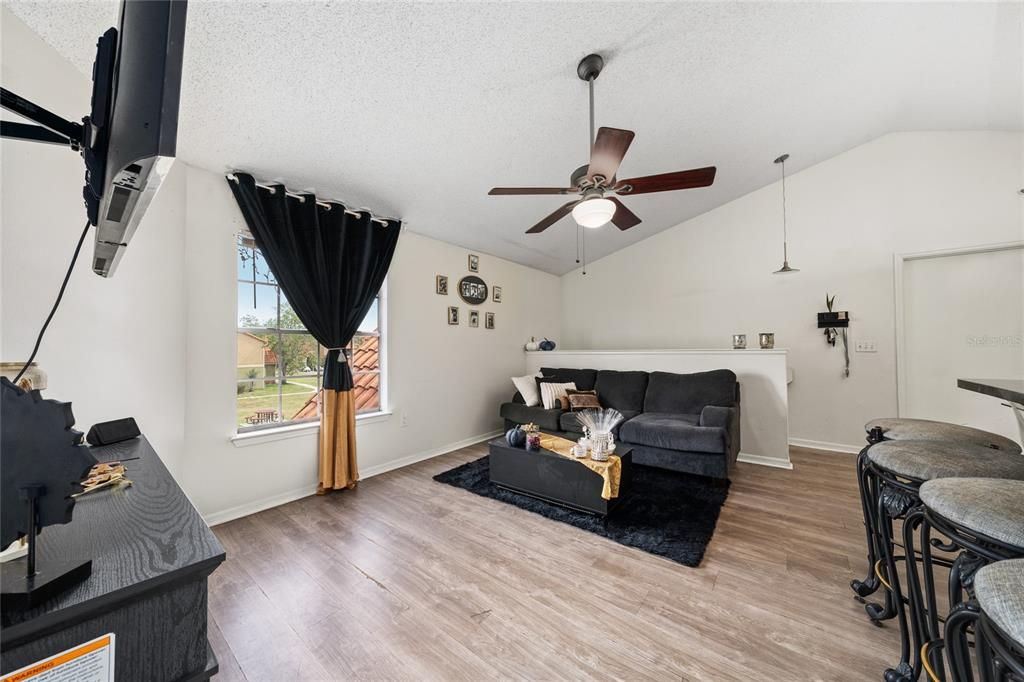 For Sale: $169,700 (2 beds, 2 baths, 932 Square Feet)