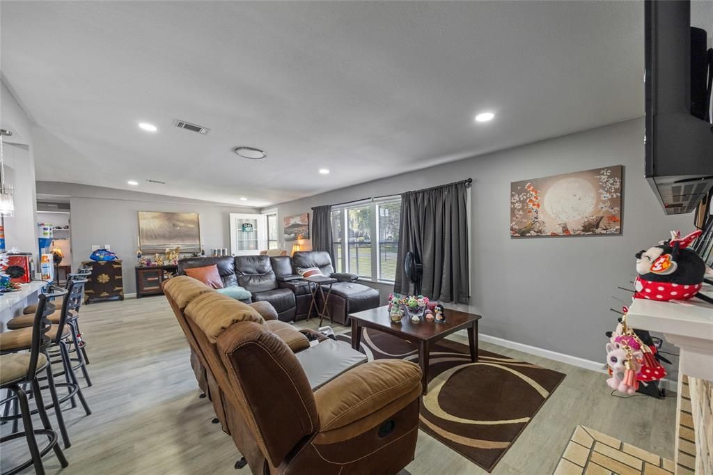 For Sale: $199,900 (3 beds, 2 baths, 1547 Square Feet)
