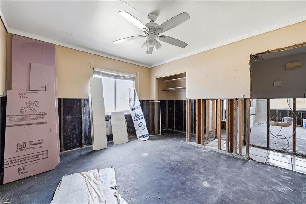 Под контрактом: $299,000 (2 спален, 1 ванн, 1008 Квадратных фут)