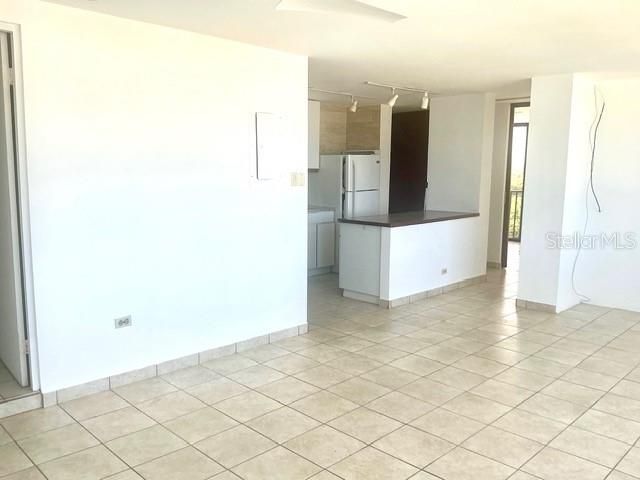 For Sale: $400,000 (1 beds, 1 baths, 828 Square Feet)