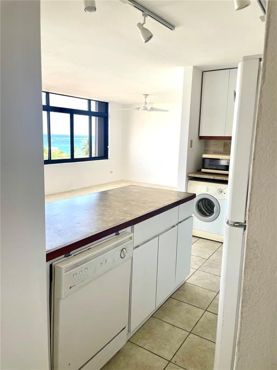 For Sale: $400,000 (1 beds, 1 baths, 828 Square Feet)
