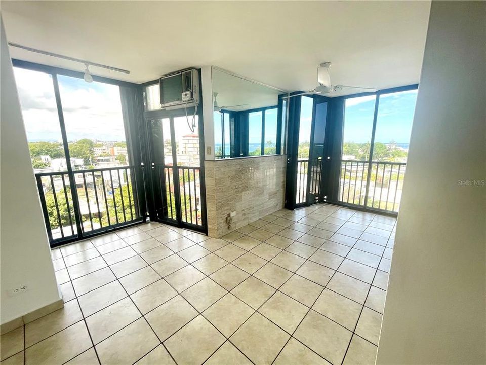 For Sale: $400,000 (1 beds, 1 baths, 828 Square Feet)