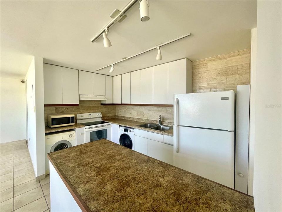 For Sale: $400,000 (1 beds, 1 baths, 828 Square Feet)