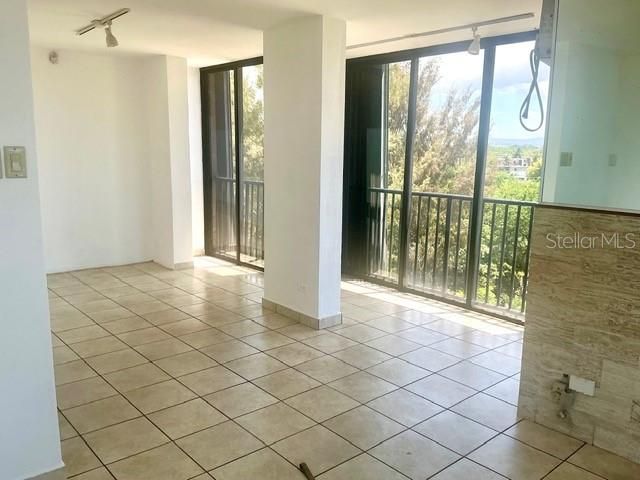 For Sale: $400,000 (1 beds, 1 baths, 828 Square Feet)