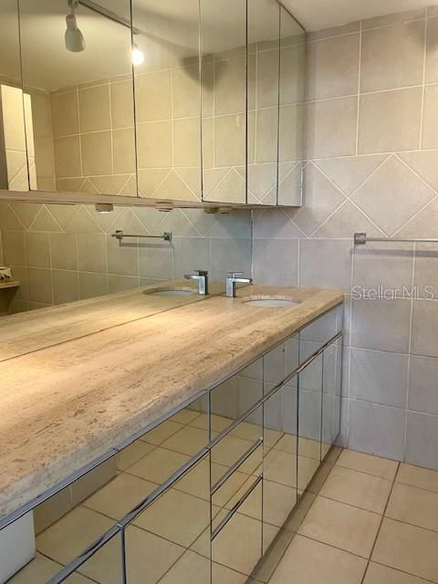 For Sale: $400,000 (1 beds, 1 baths, 828 Square Feet)