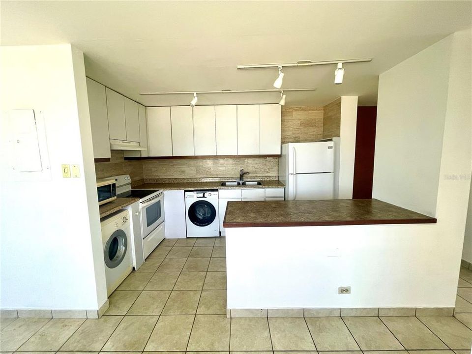 For Sale: $400,000 (1 beds, 1 baths, 828 Square Feet)