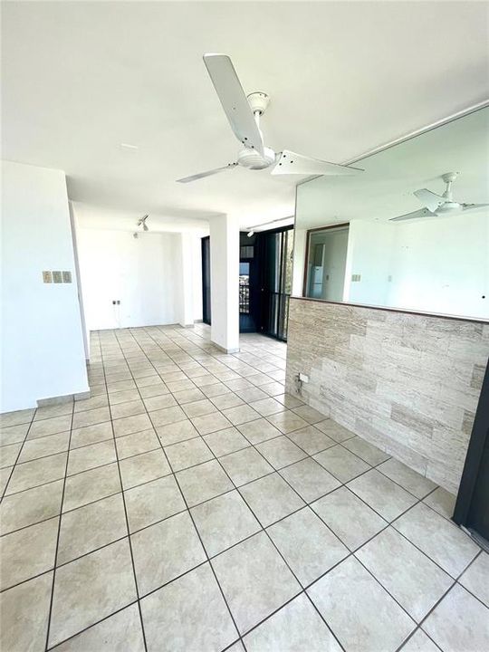 For Sale: $400,000 (1 beds, 1 baths, 828 Square Feet)
