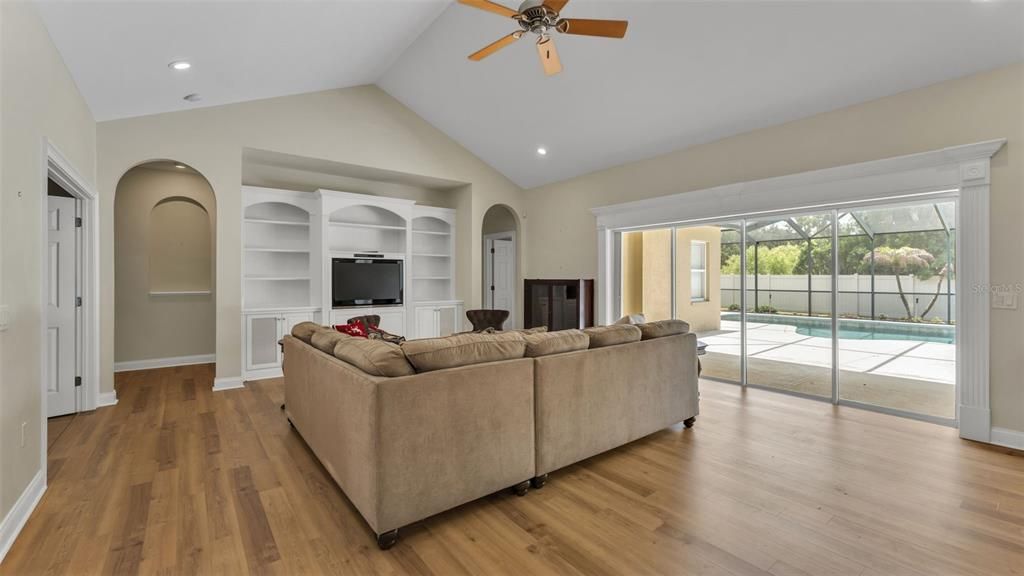En Venta: $699,900 (4 camas, 3 baños, 3212 Pies cuadrados)