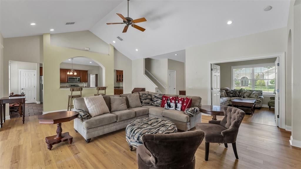 En Venta: $699,900 (4 camas, 3 baños, 3212 Pies cuadrados)