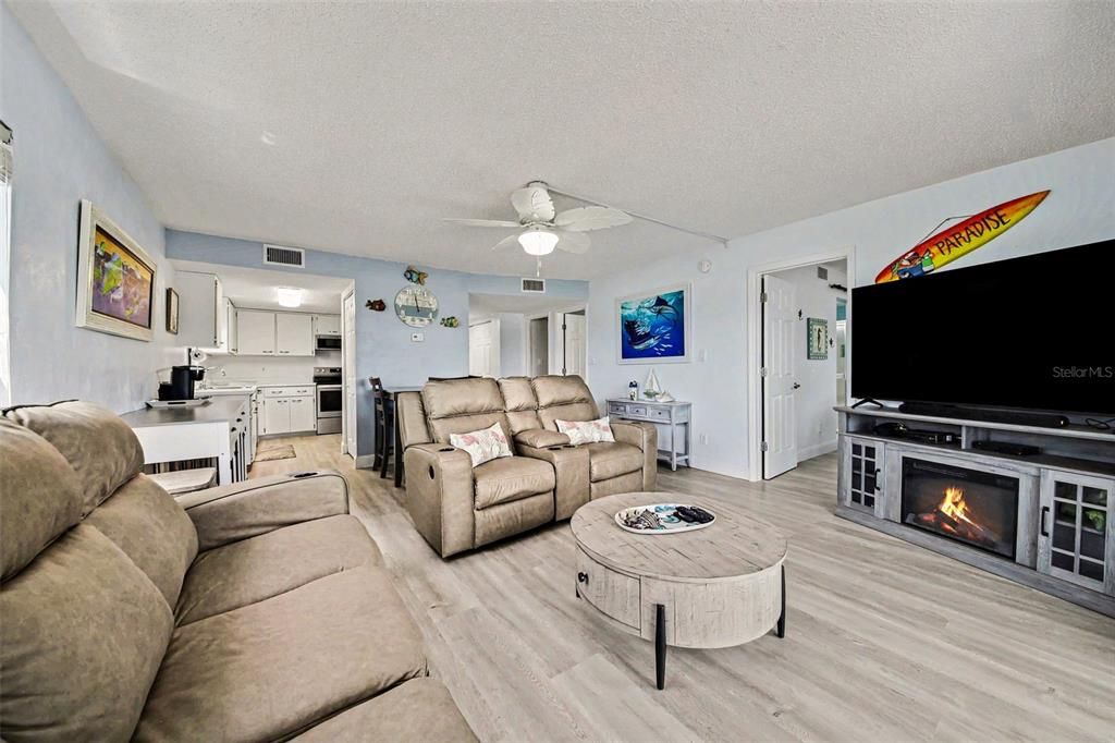 For Sale: $266,500 (2 beds, 2 baths, 1000 Square Feet)